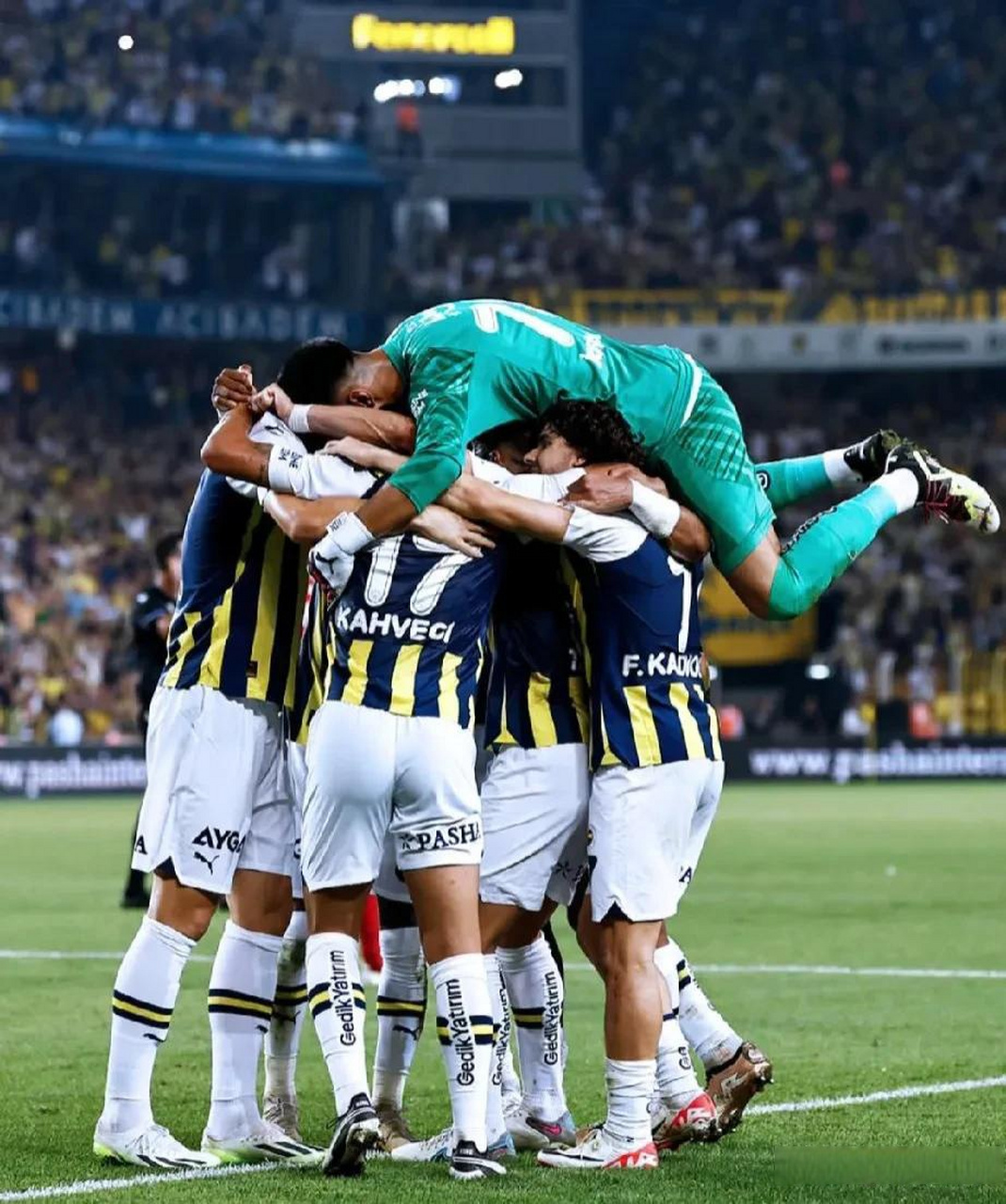 比利时爆冷输球街头现骚乱